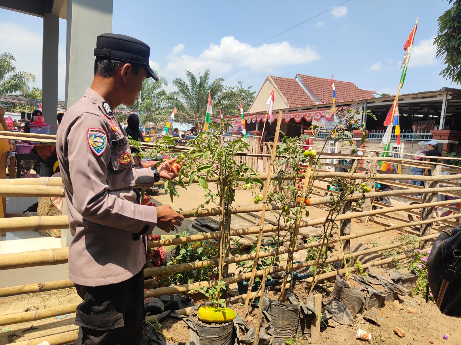 Dukung Ketahanan Pangan Nasional, Bhabinkamtibmas Polsek Pendopo Cek Pekarangan Bergizi Warga Desa Karang Caya