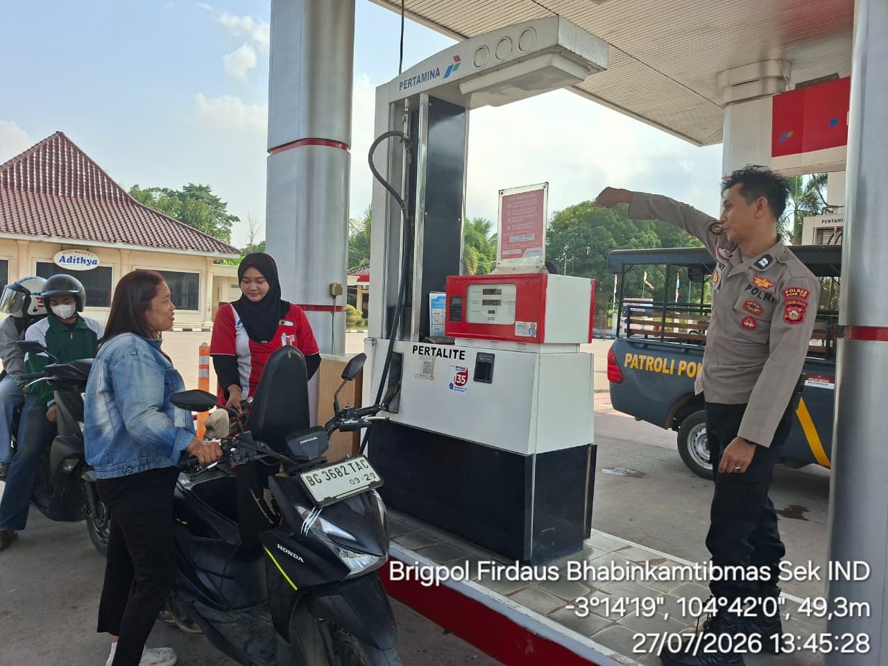 Cegah Kemacetan di SPBU, Personel Polsek Indralaya Intensifkan Patroli dan Pengaturan Arus Lalu Lintas