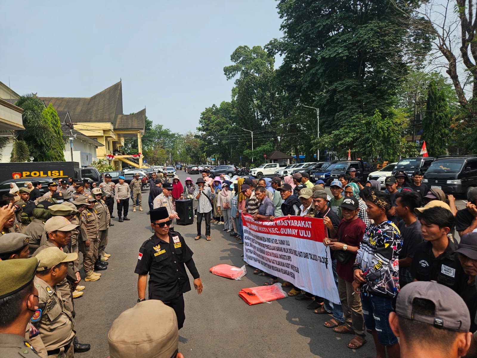 Polres Lahat kawal aksi damai masyarakat Desa Rindu Hati di lapangan Pemkab Lahat