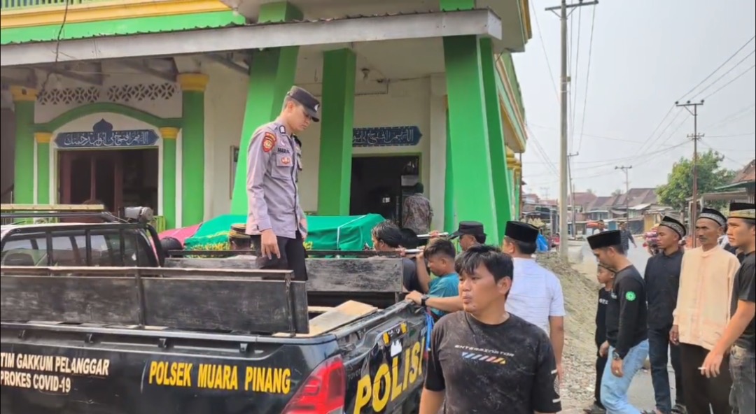 Hadir di Tengah Duka Warga, Personel SI BAJA Polsek Muara Pinang Kawal Prosesi Pemakaman Almarhum Juprianto