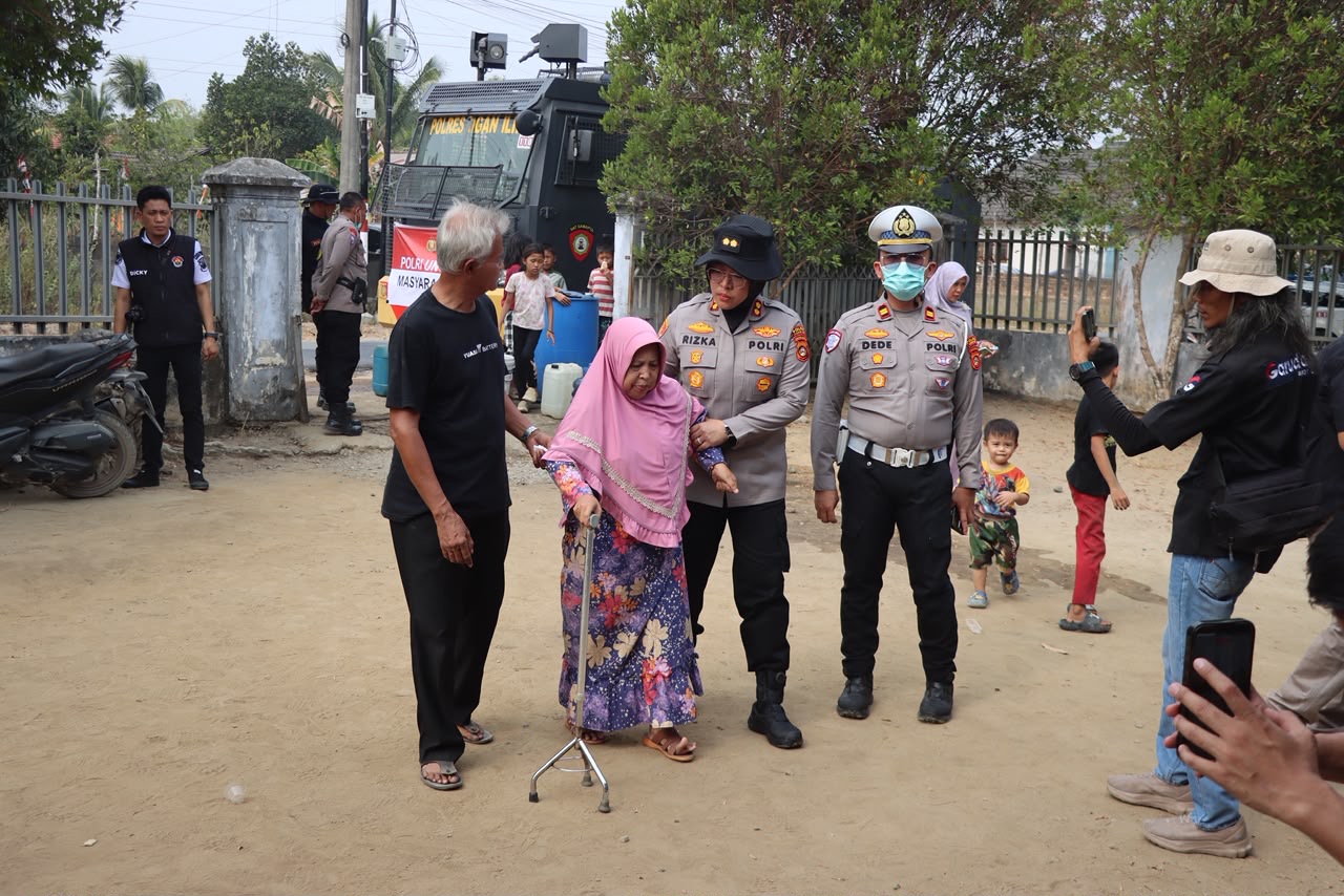 Peduli Kesehatan Warga di Tengah Kemarau, Polres Ogan Ilir Gelar Pemeriksaan Gratis dan Bagikan Masker serta Obat-obatan
