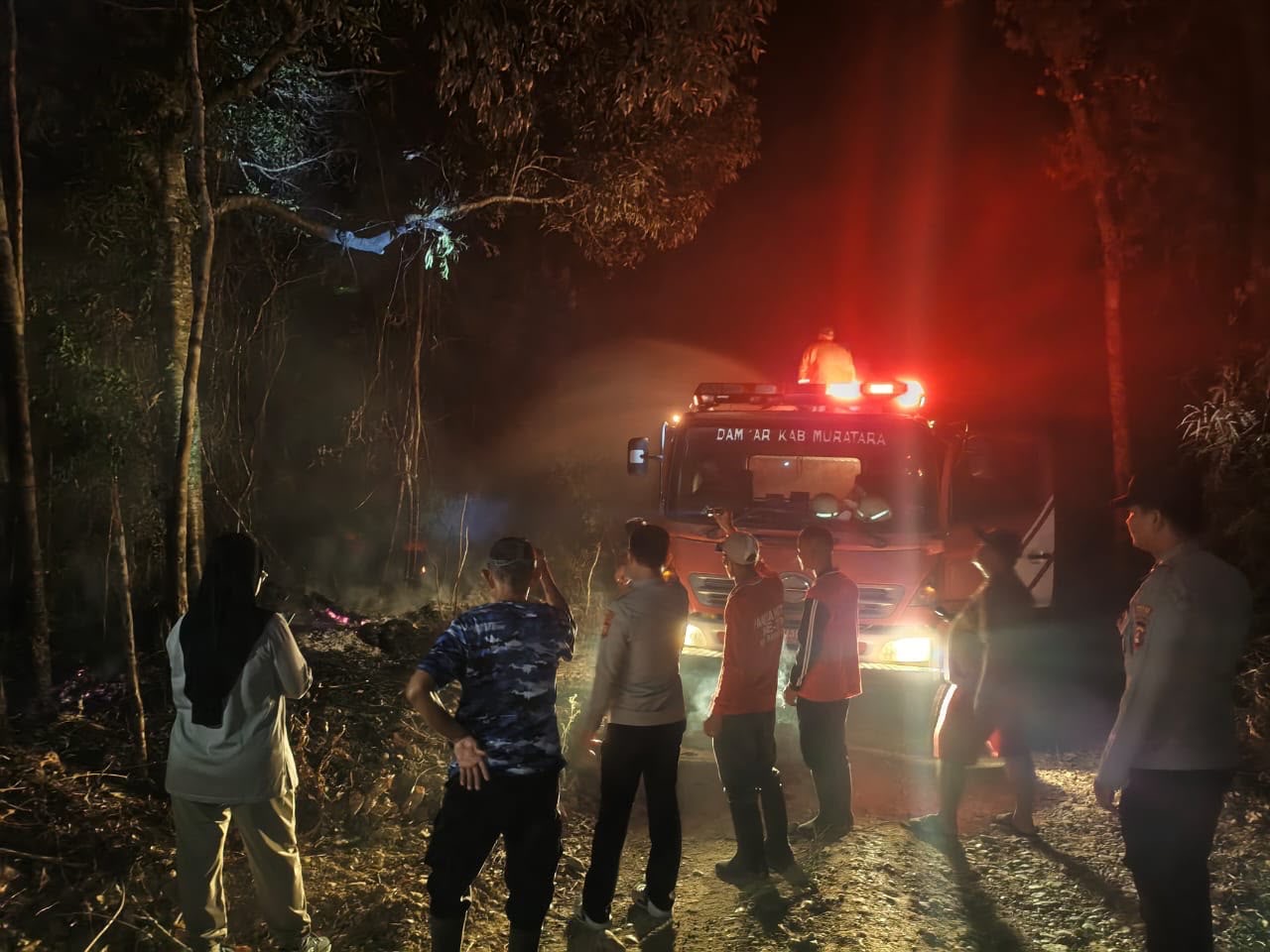Gerak Cepat Padamkan Karhutla, Polsek Rawas Ulu Bersama Pemerintah Berhasil Kendalikan Api di Pasar Surulangun