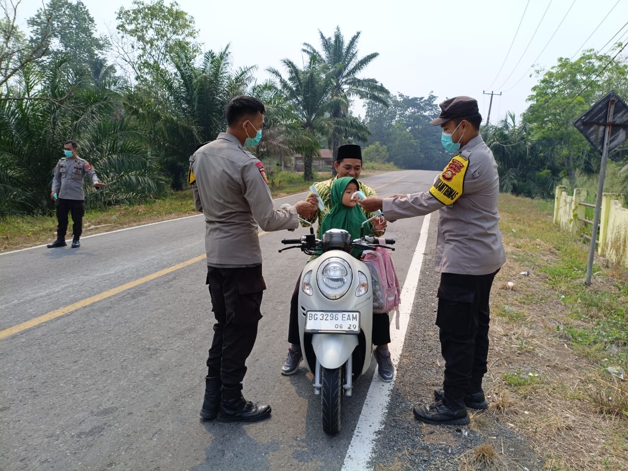 Peduli Kesehatan Warga di Tengah Asap Karhutla, Polsek Kikim Barat Bagikan Masker di Desa Wanaraya