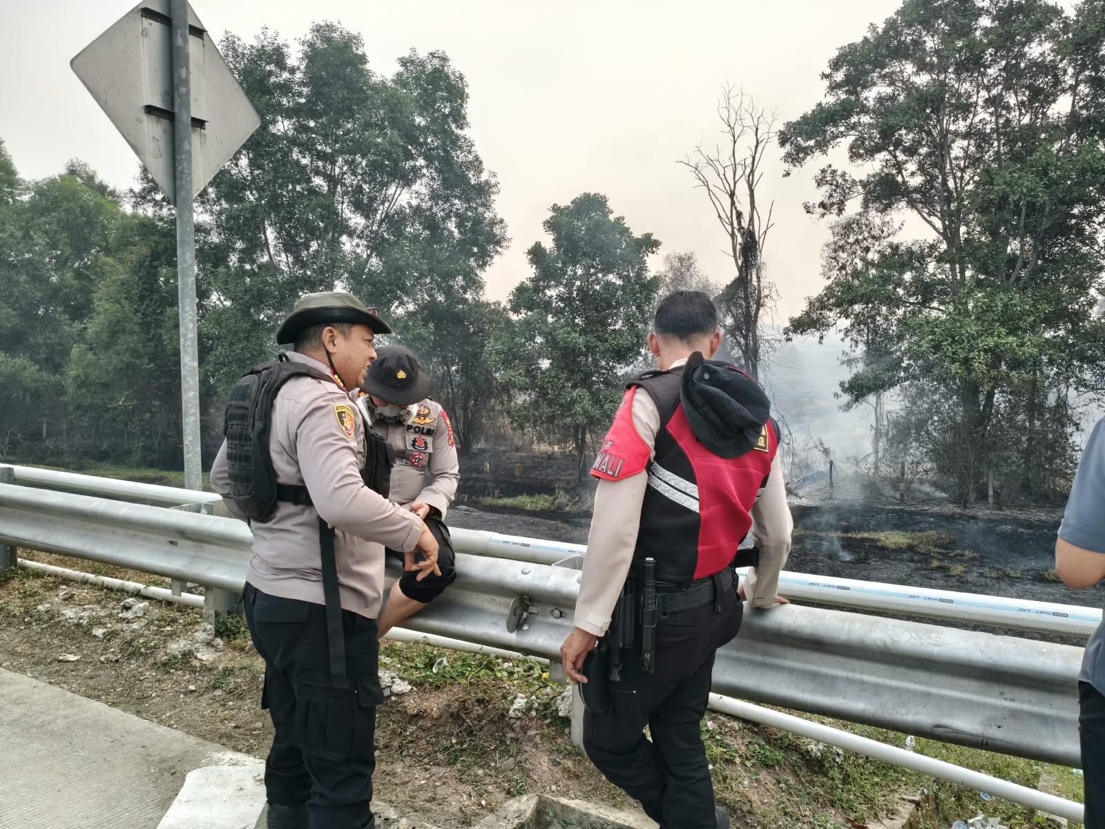 Cegah Karhutla Meluas, Tiga Pilar Polsek Pemulutan Ogan Ilir Patroli dan Padamkan Api di Sejumlah Lokasi