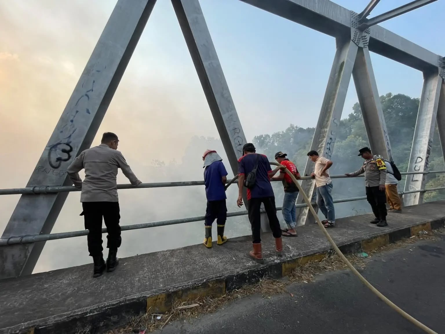 Polisi Bergerak Cepat Padamkan Api di Tumpukan Sampah Bawah Jembatan Simpang Sender OKU Selatan