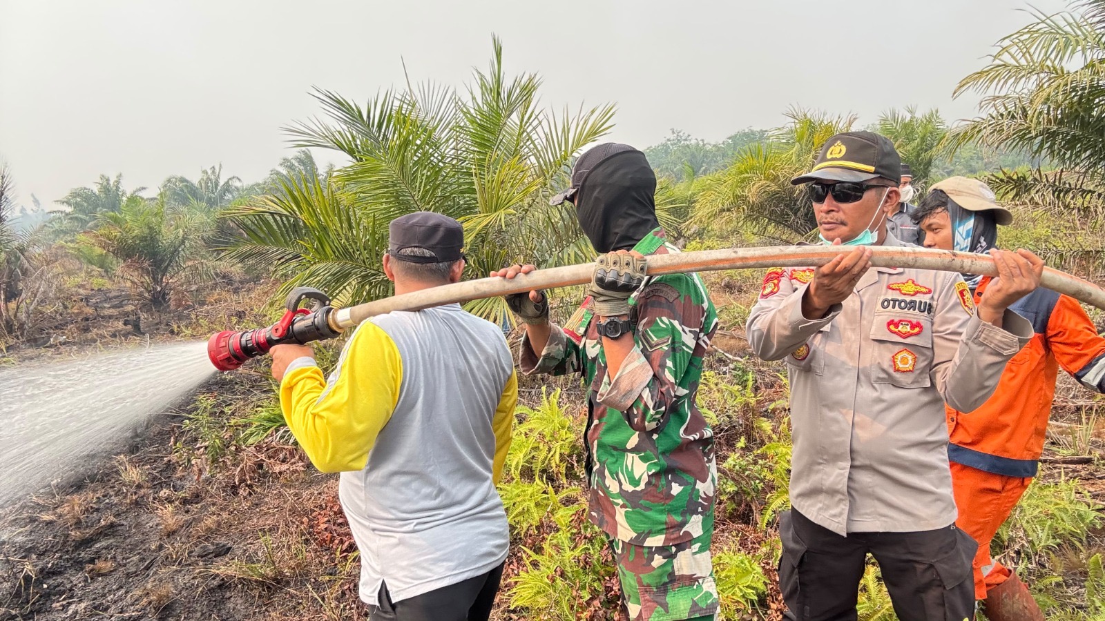 Satgas Gabungan Padamkan Titik Api di Pangkalan Lampam