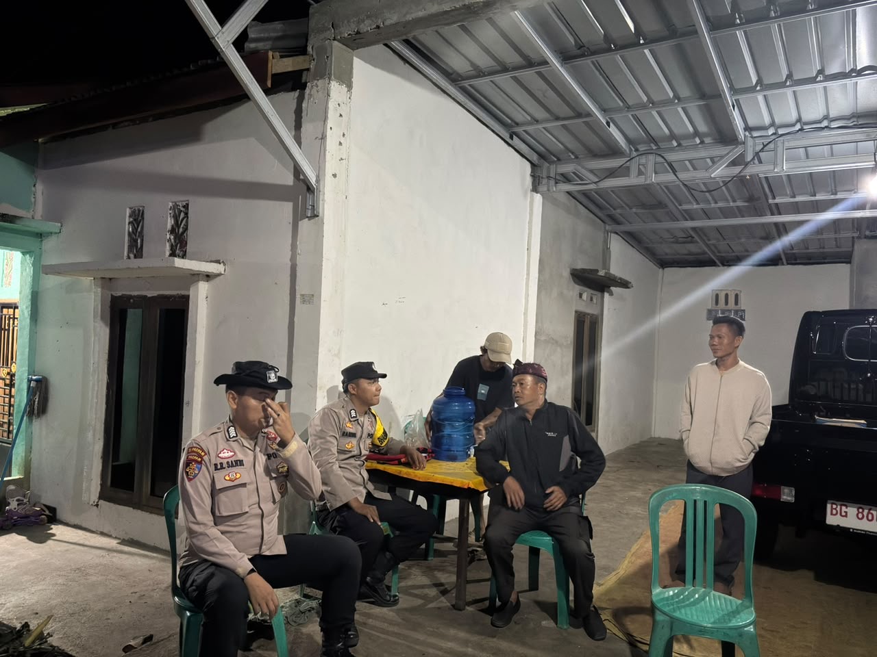 Sambangi Kediaman Poldes Desa Sleman Ilir, Polsek Muara Pinang Gencarkan Sosialisasi “Makmano Karhutlah”