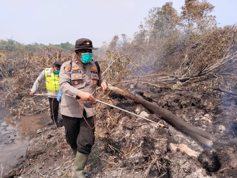 Kapolsek Madang Suku II, Bersama Tim Gerak Cepat Padamkan Titik Hotspot Di Desa Surabaya