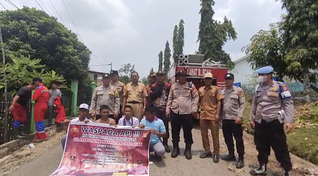 cegah karhutla, polsek kikim timur bersama forkopimcam bagikan masker di lubuk layang ulu