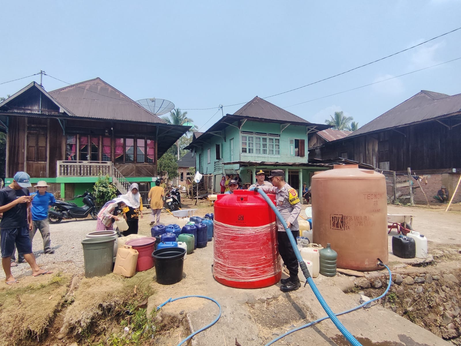 Polres Pagar Alam Salurkan 5.000 Liter Air Bersih untuk Warga Tanah Pilih