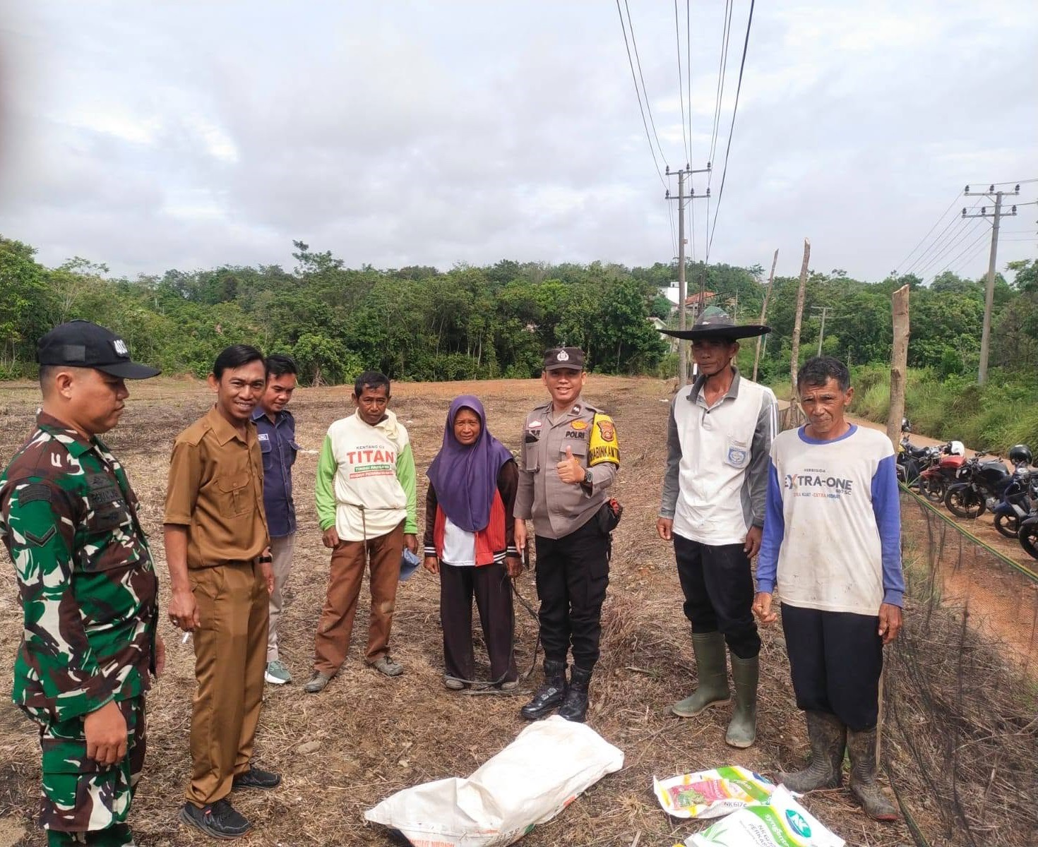Sinergitas Tiga Pilar, Bhabinkamtibmas Sambangi Lahan Kebun Jagung Warga