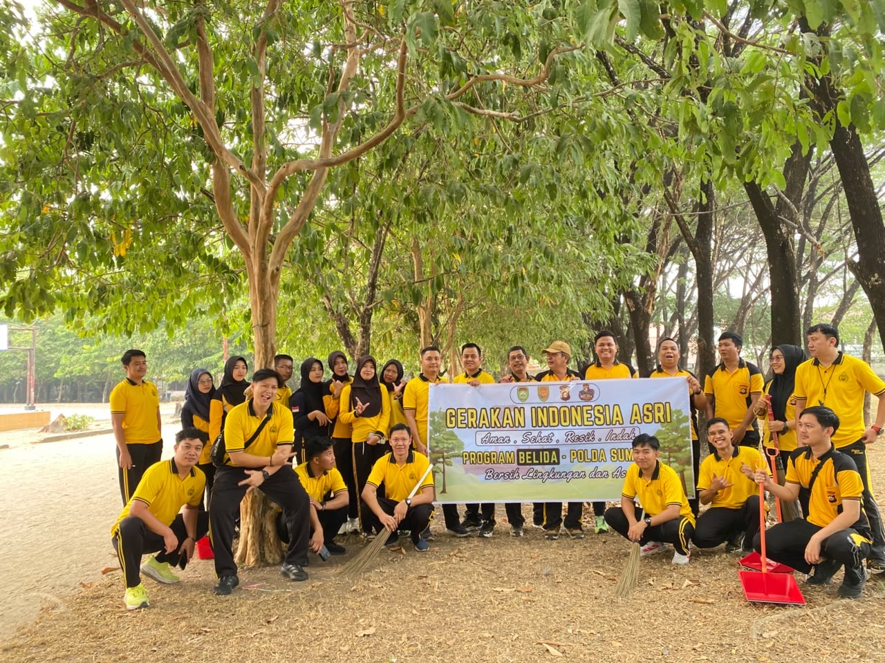 **Program BELIDA, Sat Reskrim dan Sie Dokkes Polres Lahat Bersihkan Lingkungan Gelora Serame**