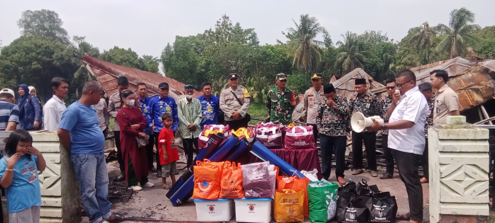 Peduli Korban Kebakaran, Polsek Pampangan Salurkan Tali Asih kepada Warga Desa Sepang