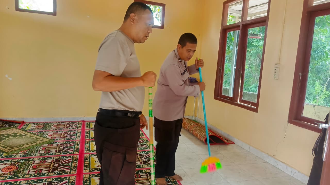 Peduli Kebersihan Rumah Ibadah, Polsek Talang Padang Gelar Belida Asri di Masjid Desa Macang Manis