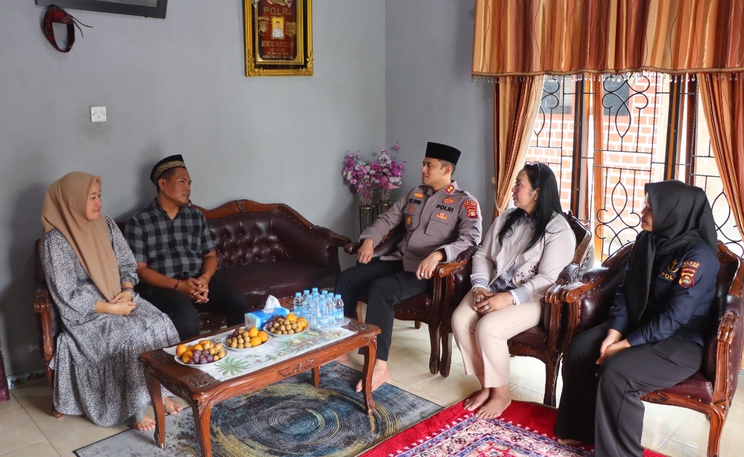 Tak Sekadar Memimpin, Kapolres OKU Timur Datangi Rumah Anggota yang Sakit dan Beri Semangat