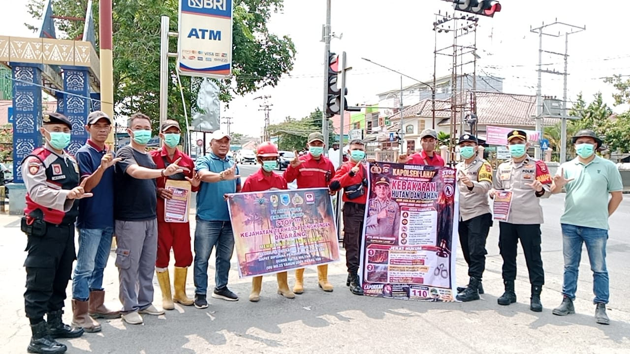 Polres Lahat Bersama PT Arta Prigel Bagikan Masker dan Sosialisasikan Stop Karhutla .