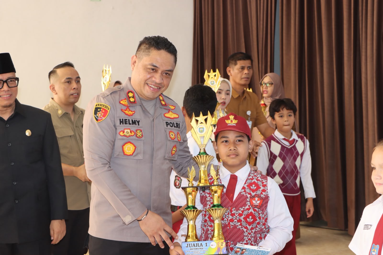 Kapolres Oku Hadiri Penyerahan Beasiswa Siswa Berprestasi Di Rumah Dinas Bupati OKU