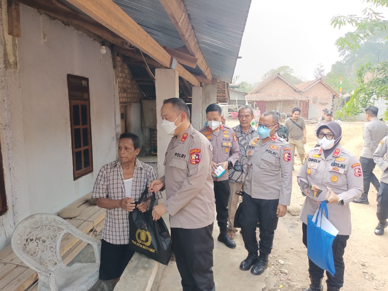 Bukan Sekadar Belajar, Serdik Sespimmen Polri Dikreg 67 Hadir Menyapa Warga Tanjung Lalang, Bagikan Sembako Door to Door