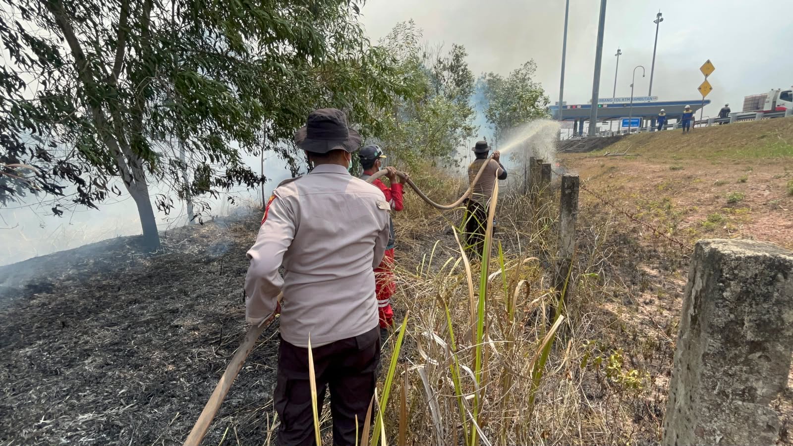 Tim Gabungan Polres Ogan Ilir Berjibaku Padamkan Karhutla di Arisan Jaya