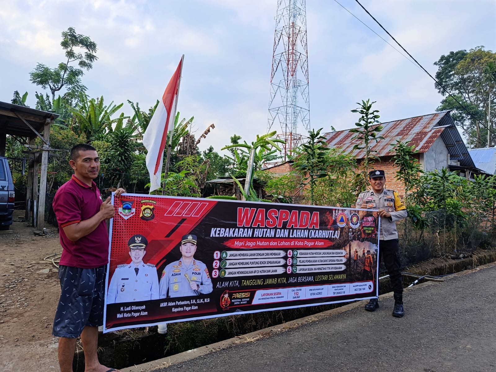 Cegah Karhutla, Bhabinkamtibmas Bumi Agung Pasang Spanduk Imbauan kepada Masyarakat