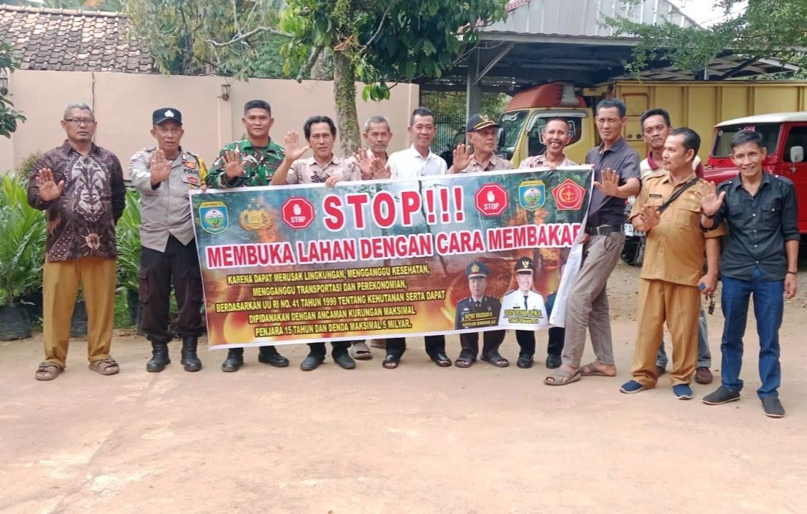 Cegah Karhutla, Bhabinkamtibmas Desa Raksa Jiwa Bersama Babinsa Pasang Spanduk Himbauan