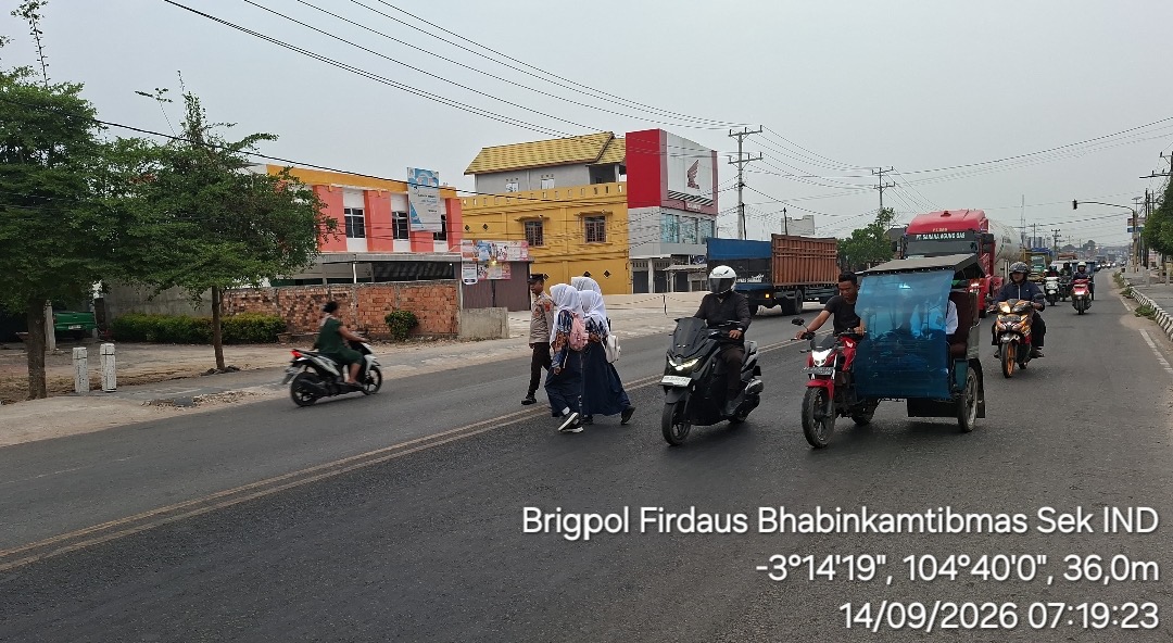 Polsek Indralaya Ogan Ilir Hadir Berikan Pelayanan Pagi, Pastikan Arus Lalu Lintas di Depan Sekolah Aman dan Lancar