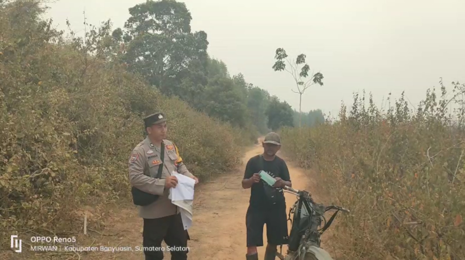 Cegah Dampak Karhutla, Polsek Rantau Bayur Gelar Patroli Mitigasi dan Bagikan Masker Gratis