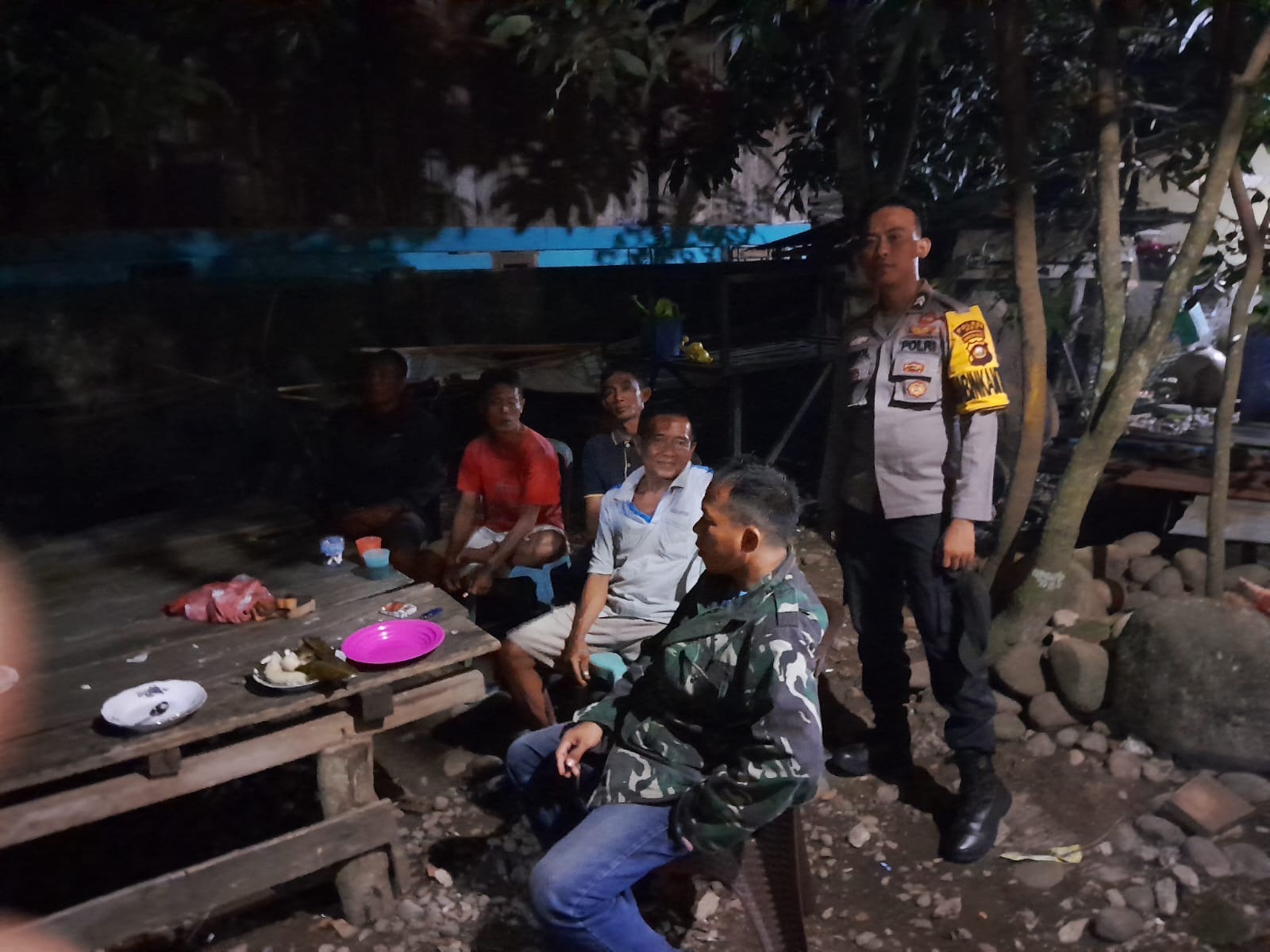 Bhabinkamtibmas Polsek Pengandonan Sambangi Warga, Sampaikan Imbauan Pencegahan Karhutlah