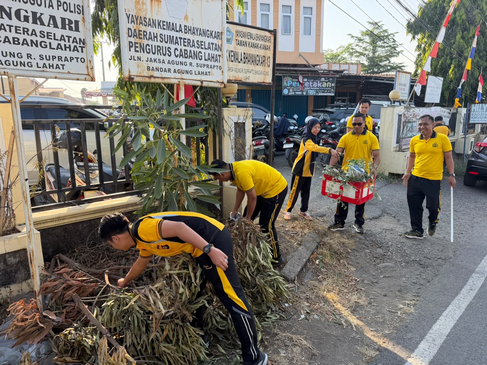 Wujudkan Lingkungan Bersih dan Nyaman, Polres Lahat Gelar Korve di Asrama Polri Bandar Agung