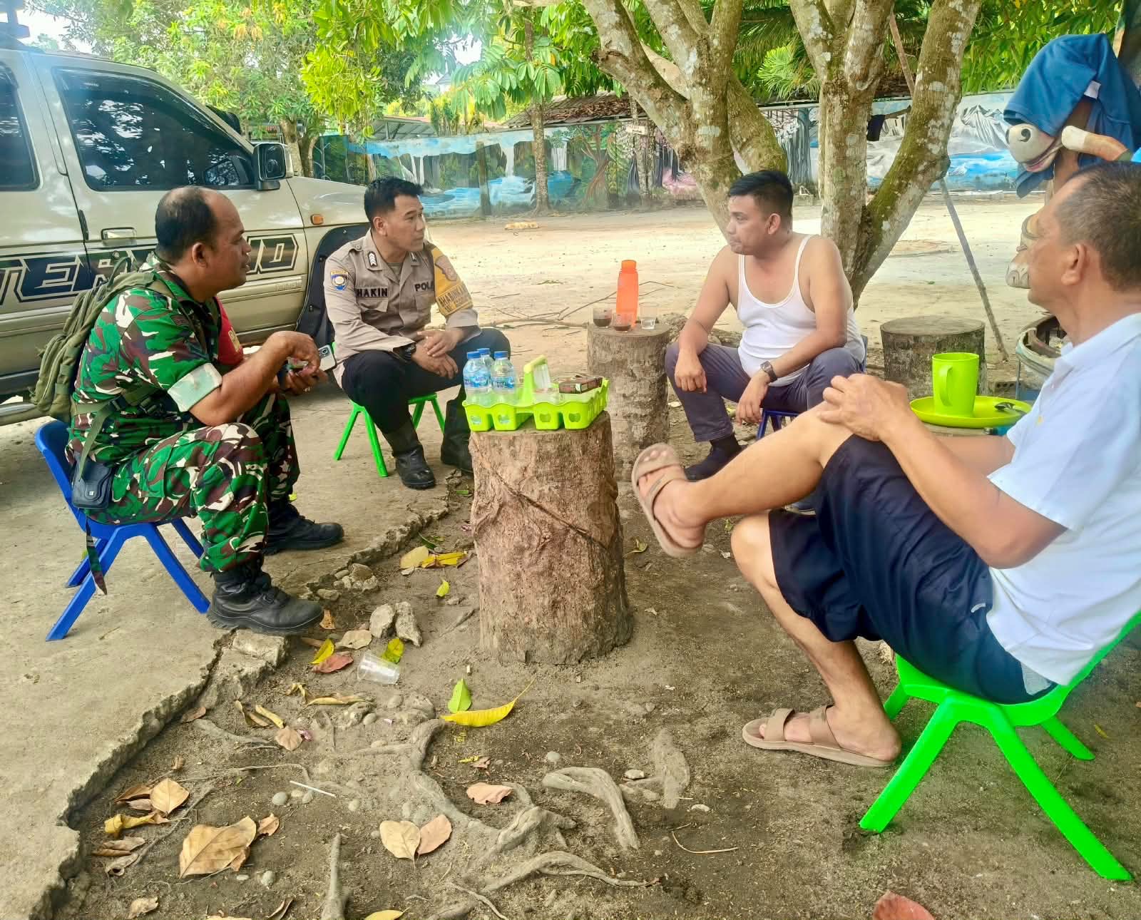 Bhabinkamtibmas Gunung Ibul Timur Perkuat Sinergi dengan Tokoh Masyarakat, Bahas Kamtibmas dan Pencegahan Karhutla