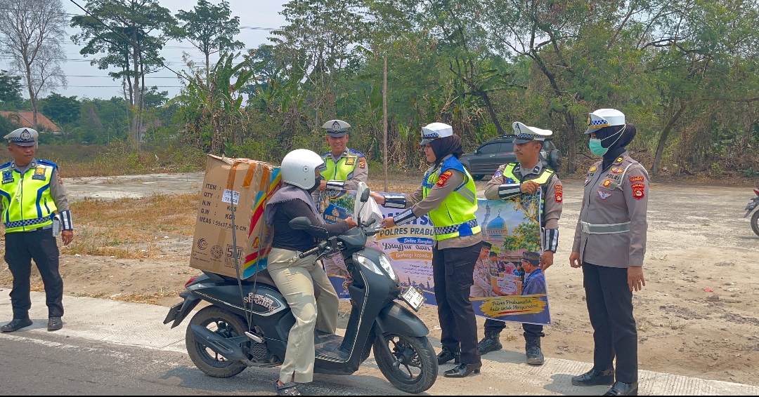 Satlantas Polres Prabumulih Berbagi Nasi Bungkus kepada Masyarakat