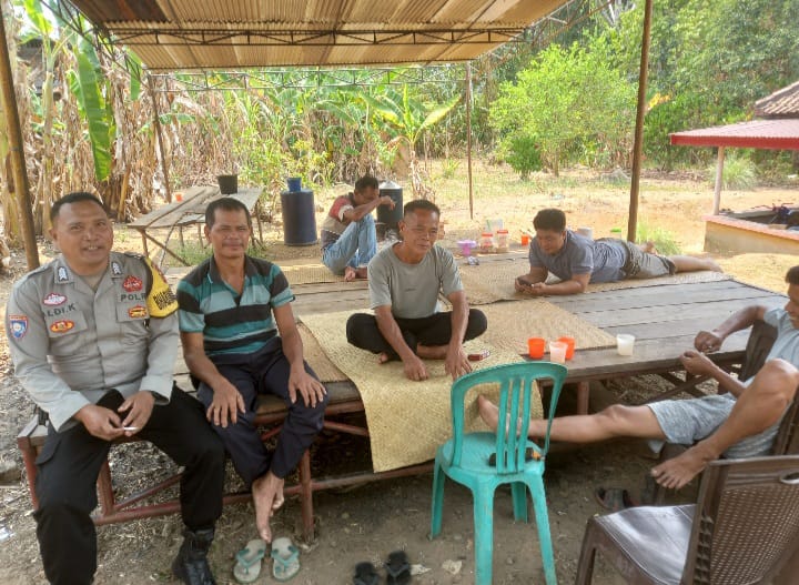 Sambangi Warga Desa Kemang Tanduk, Bhabinkamtibmas Polsek RKT Ingatkan Karhutla dan Kejahatan 3C