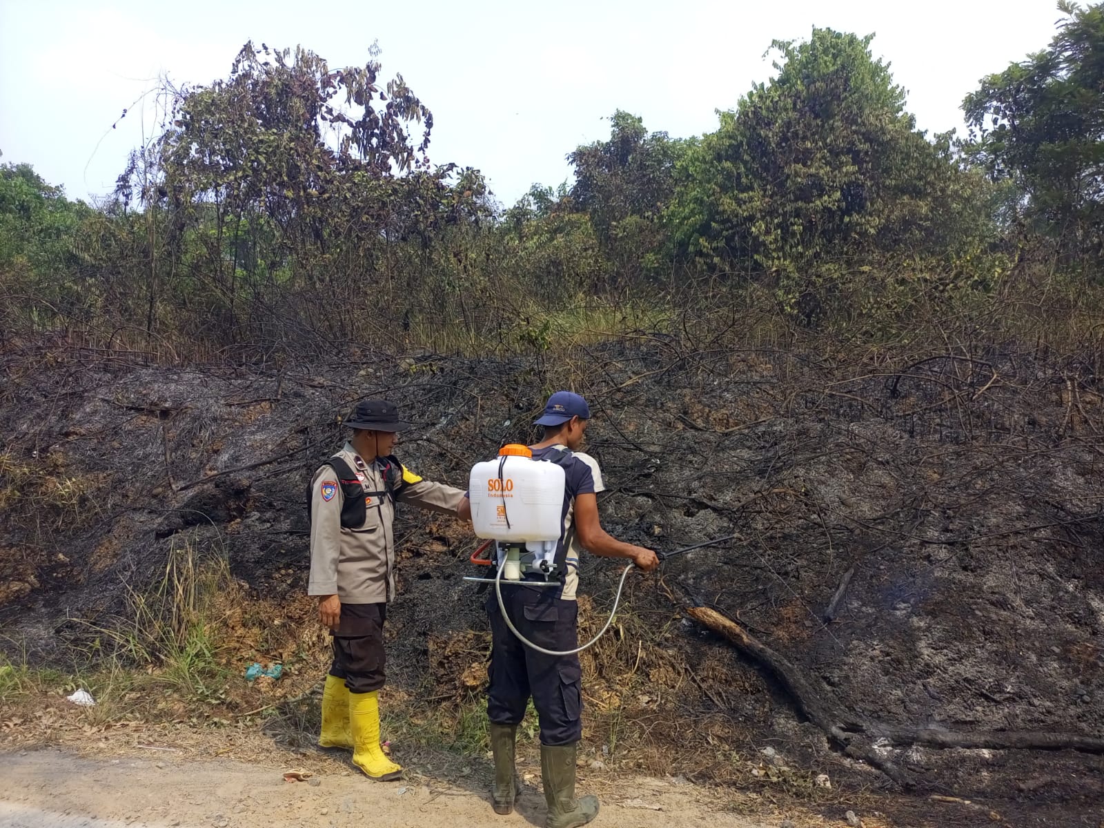 Gerak Cepat Tangani Hotspot, Bhabinkamtibmas Bersama Warga Padamkan Karhutla di Desa Karangan