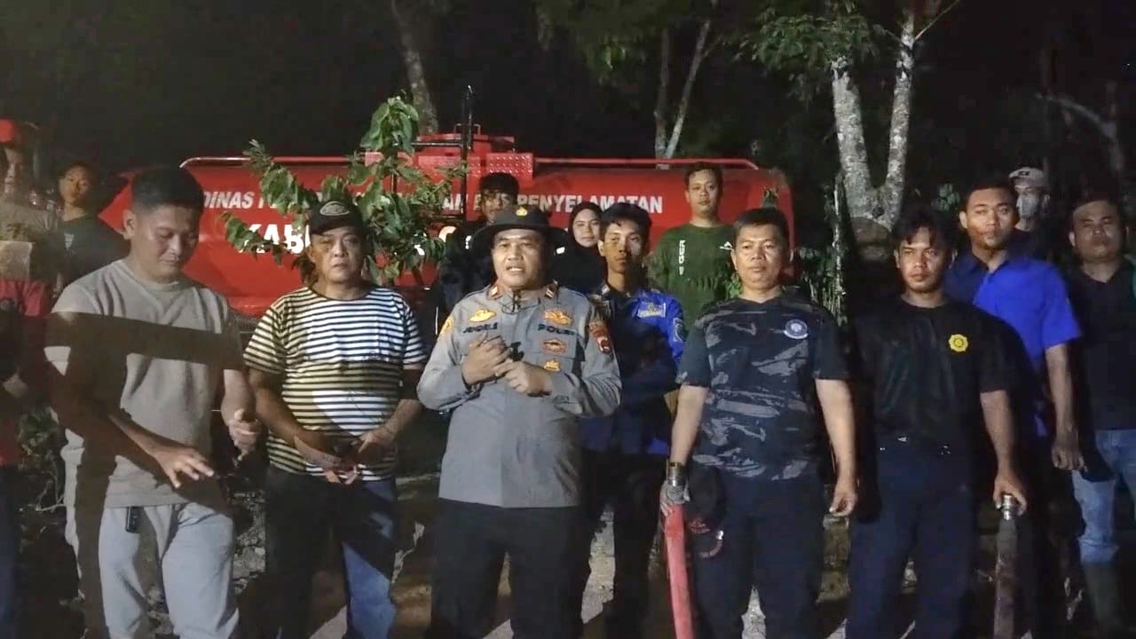 Respons Cepat Laporan Warga, Polsek Madang Suku II Padamkan Kebakaran Lahan di Kota Negara