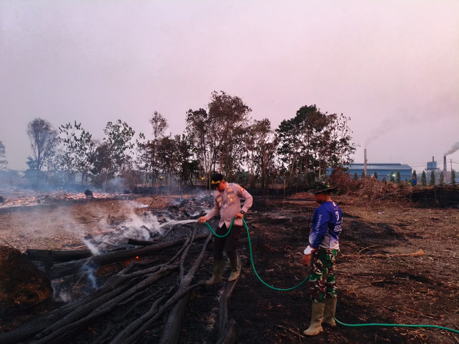 Jaga Musi Rawas dari Karhutla, Polsek Muara Kelingi BersamaTNI dan Perusahaan Berjibaku Padamkan Api