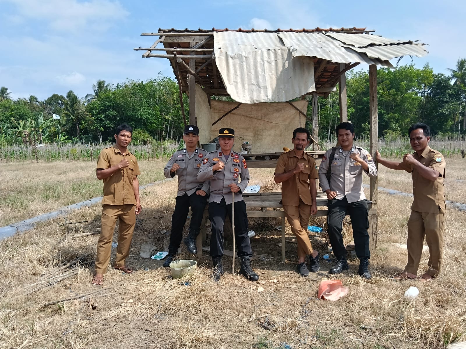 Dukung Ketahanan Pangan Nasional, Polsek Rambang Niru Bersama Pemerintah Desa Tanam Jagung di Pangkalan Babat