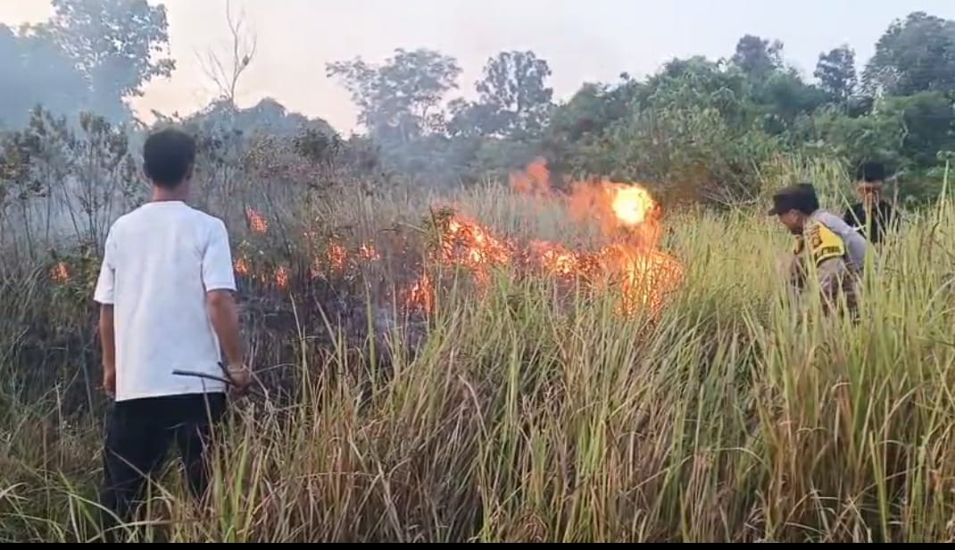Bhabinkamtibmas Polres Oku Bersama Babinsa dan Perangkat Kelurahan Padamkan Kebakaran Lahan di Kemelak Bindung Langit