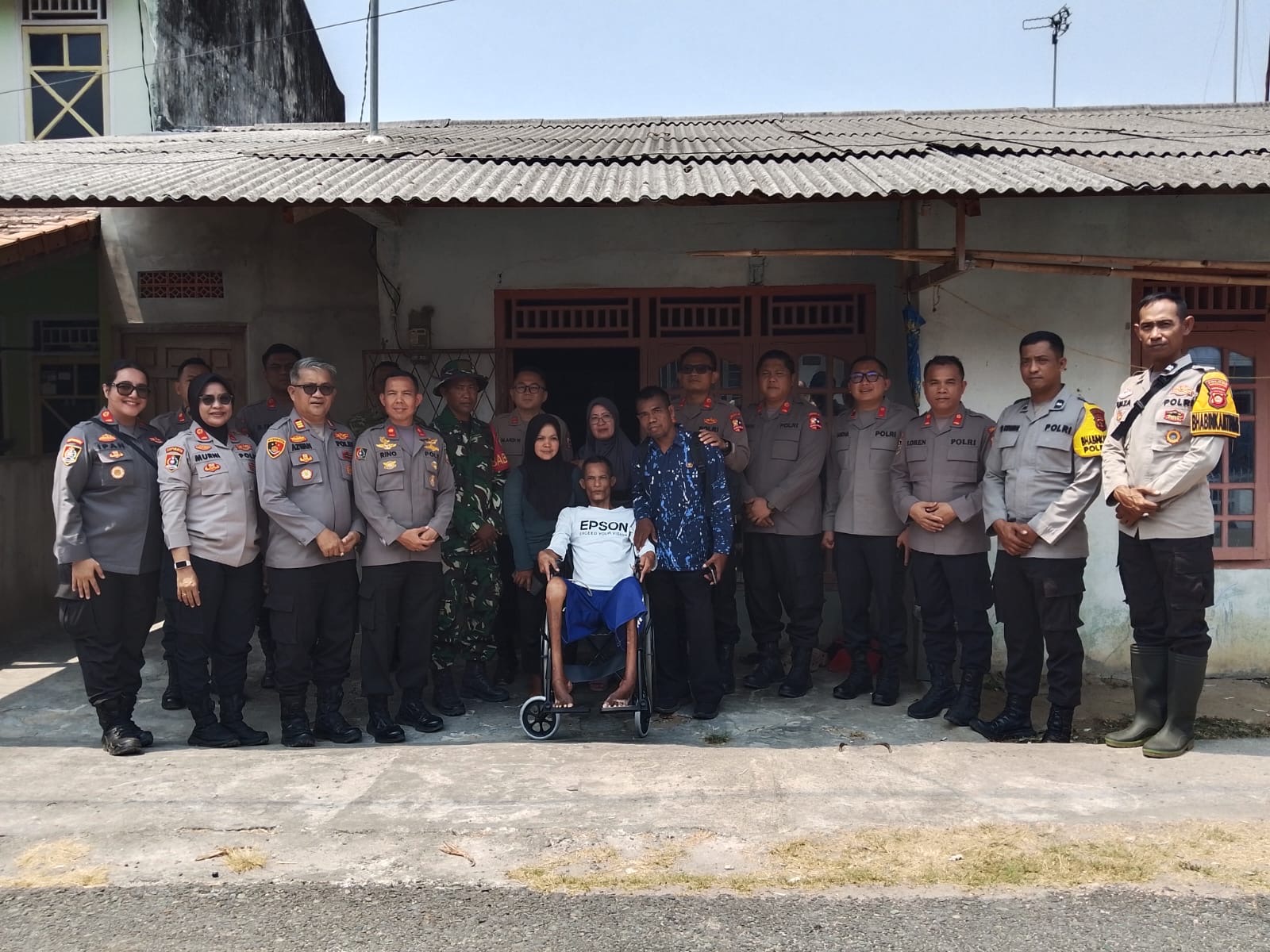 Serdik Sespimmen Polri Salurkan Kursi Roda dan Sembako untuk Warga Kayuagung
