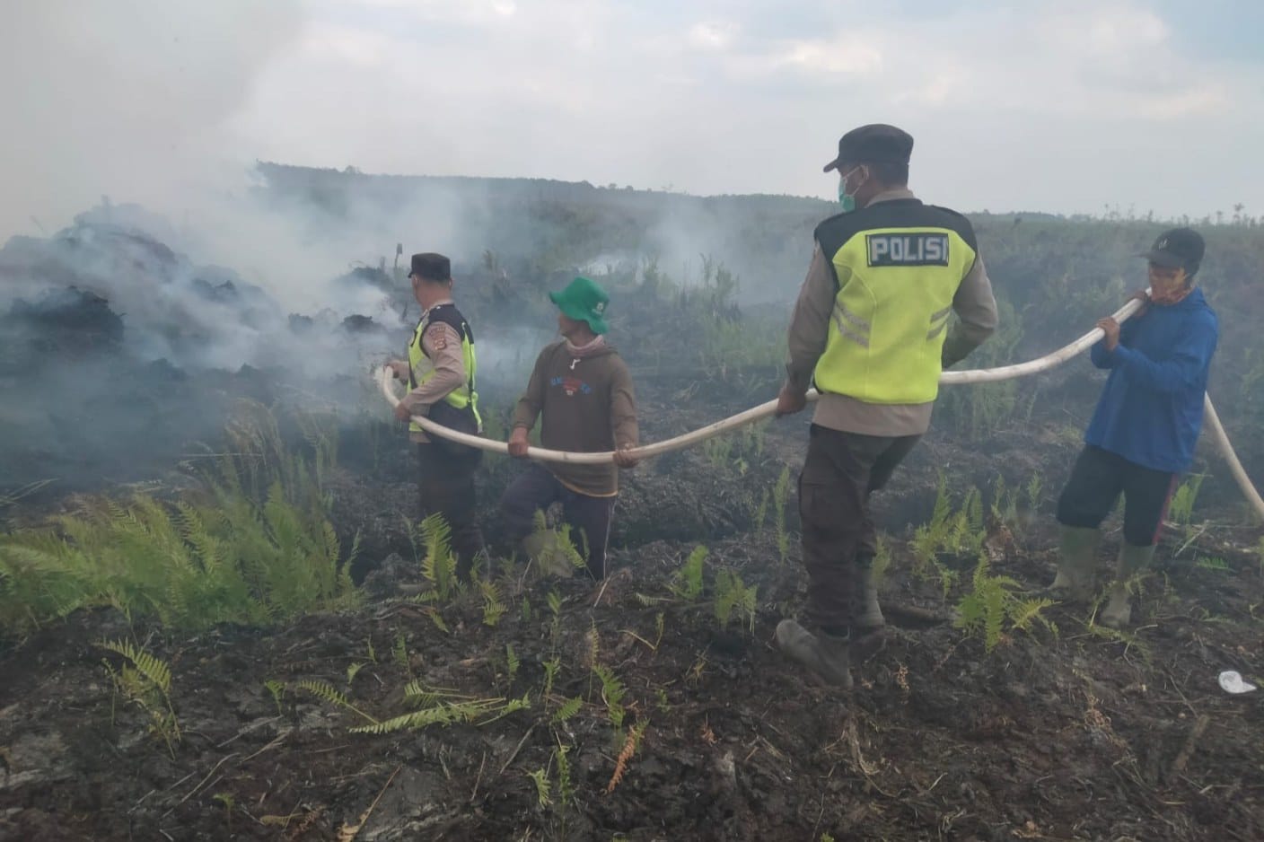 Polsek Cempaka Bergerak Cepat Padamkan Karhutla, 4 Hektare Lahan Gambut PT GNS Terbakar