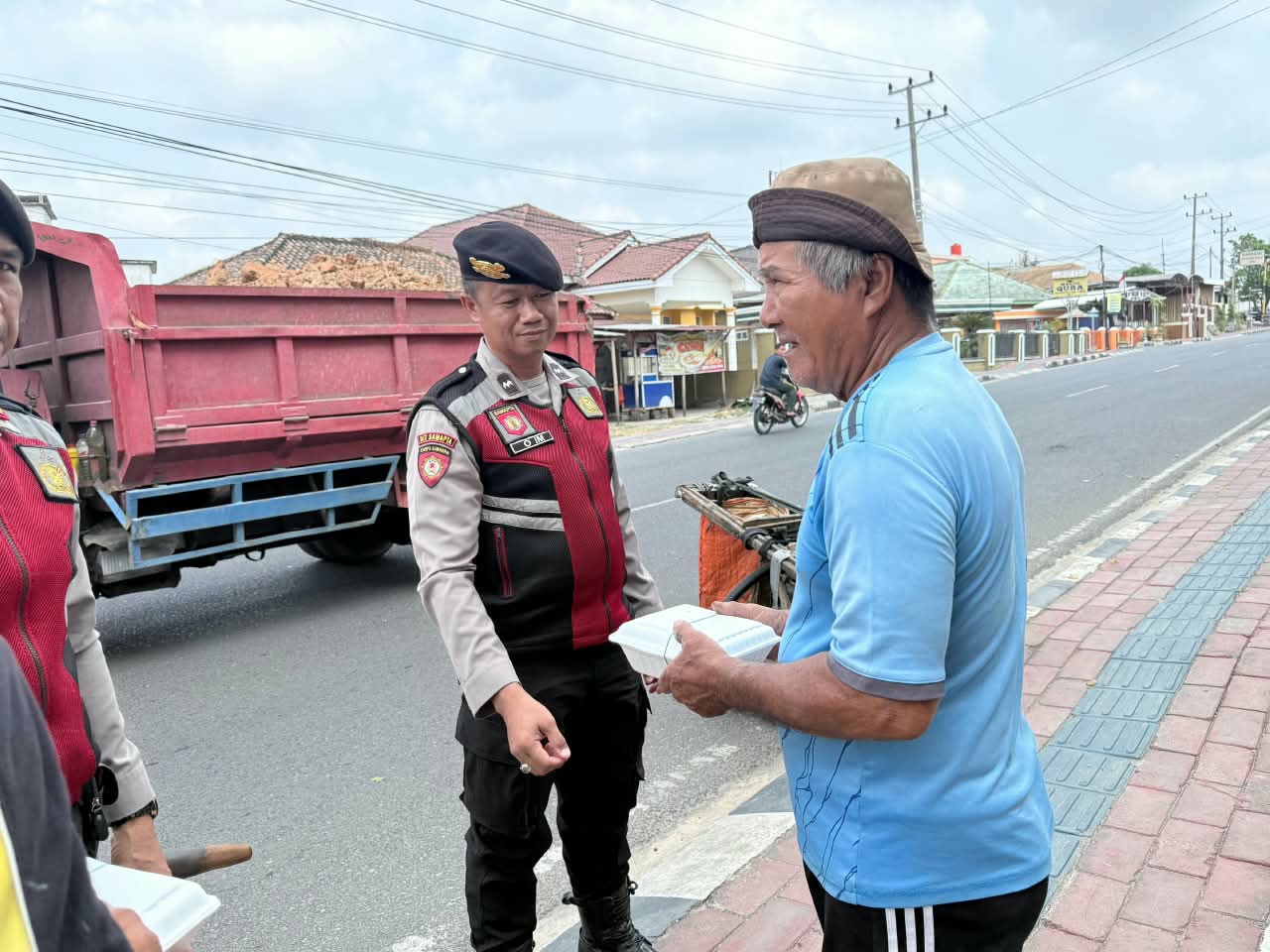 GIAT BERSEDEKAH DAN BERBAGI KEBAIKAN OLEH PERSONEL POLRES OKU TIMUR
