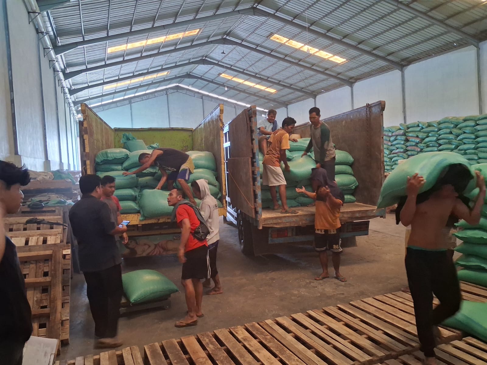Dukung Ketahanan Pangan, Polsek Sanga Desa Dampingi Pengiriman 12,7 Ton Jagung Poktan Pematang Melintang ke Bulog