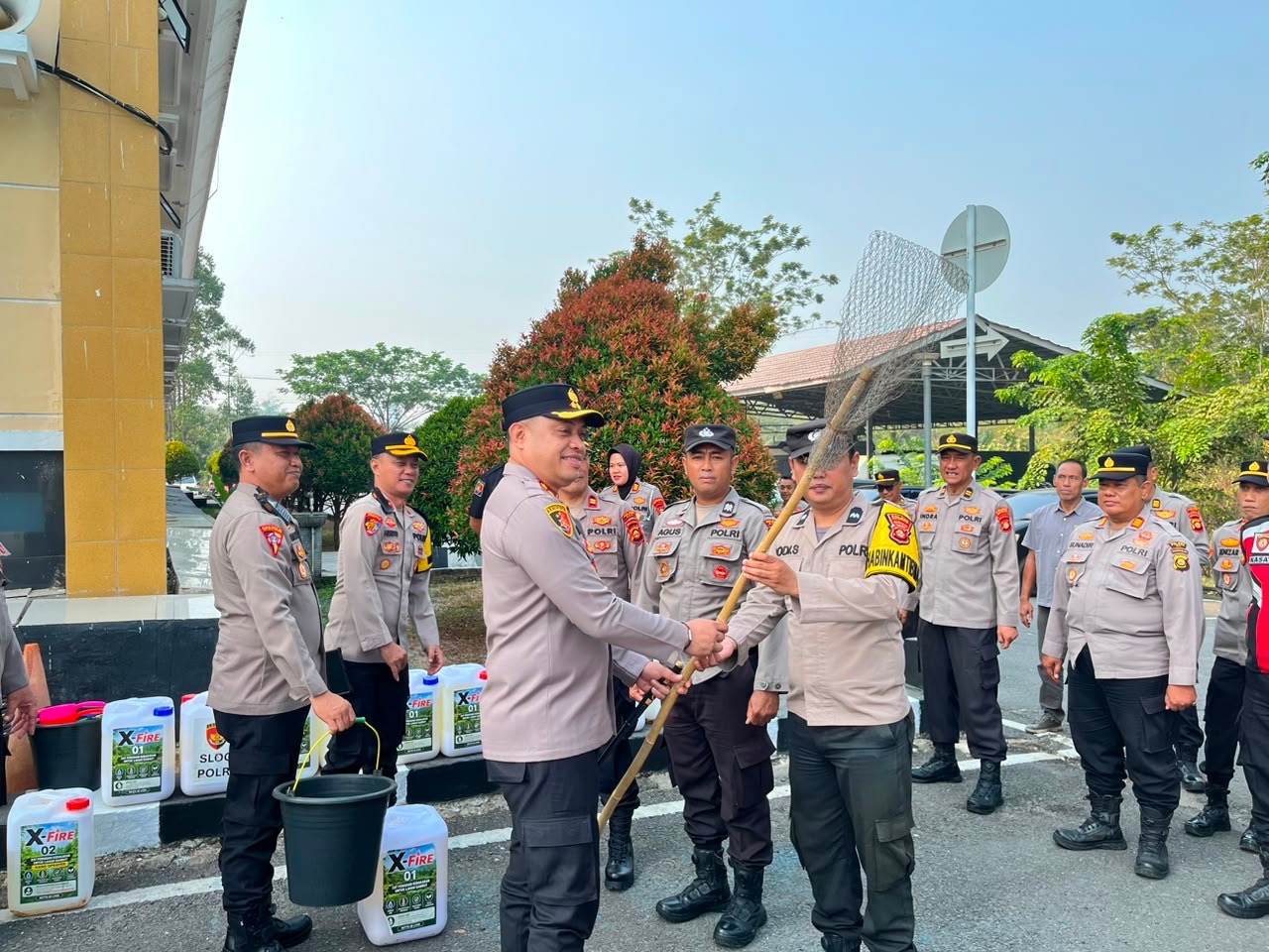 Polres OKU Serahkan Bantuan Alat Pemadam Api X FIRE Kepada Personel Dan Bhabinkamtibmas