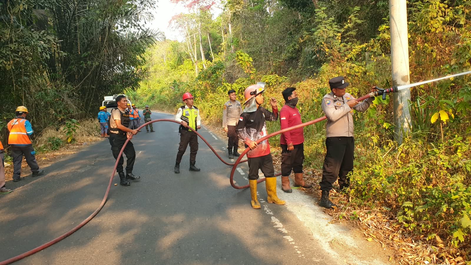 Polsek Baturaja Barat Bersama Damkar Kecamatan Dan Warga Sekitar Padamkan Kebakaran Lahan Seluas ±1 Hektare Di Jalan Kol. Burlian Desa Pusar