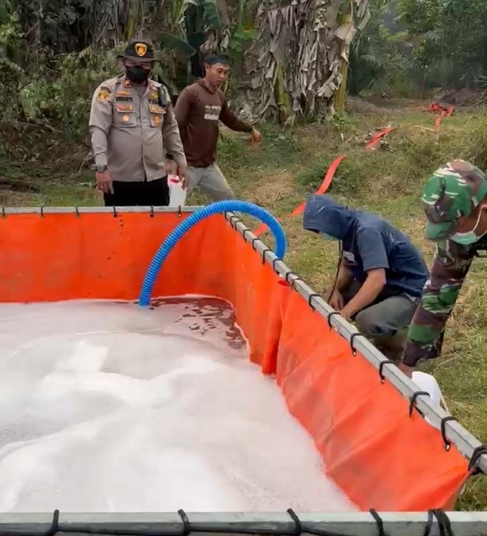Kapolsek Gelumbang Pimpin Pemadaman Karhutla 10 Hektare, Formula X-FIRE 01 Dikerahkan di Lahan Gambut