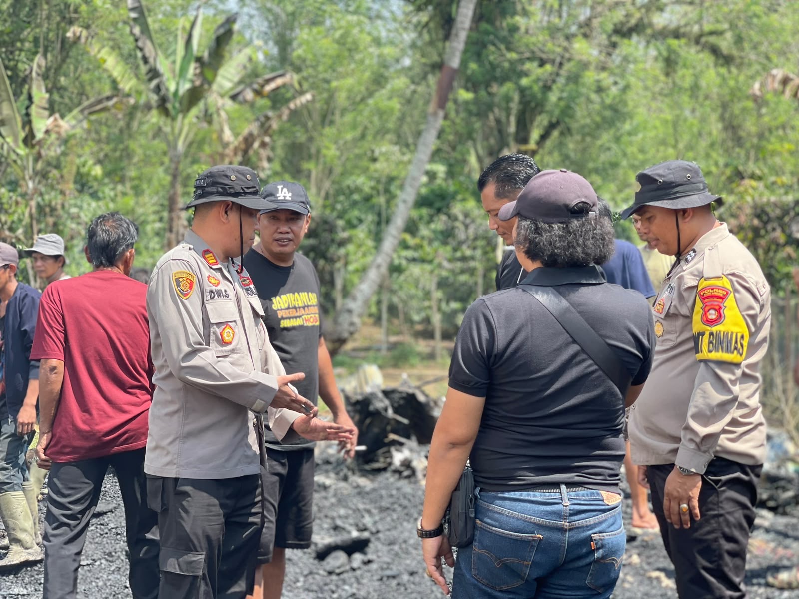 Kebakaran Hanguskan Dua Rumah di Talang Tendikat, Polsek Muara Pinang Bergerak Cepat Lakukan Penanganan dan Pengamanan