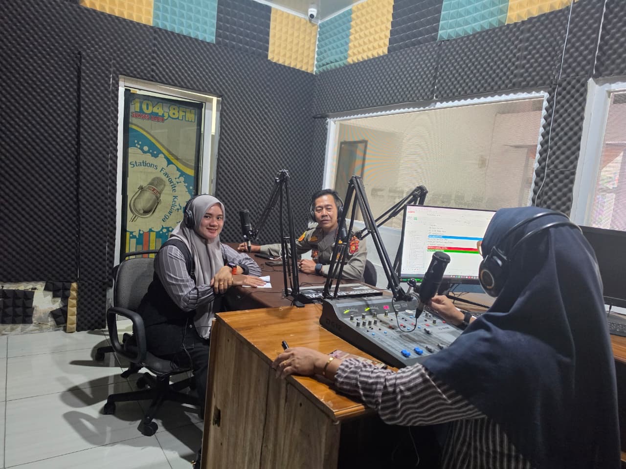 Kapolsek Lubuk Raja Bersama Personel Ikuti Talk Show di Radio Sukses Baturaja, Bahas Karhutlah dan Kamtibmas