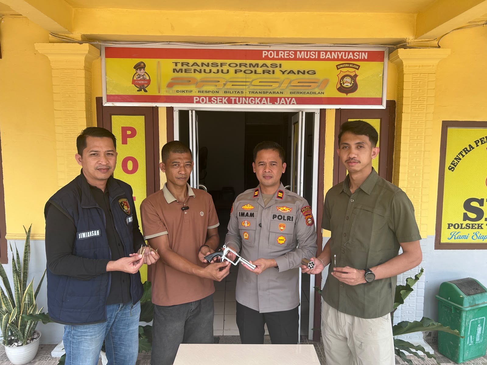 Warga Tungkal Jaya Sukarela Serahkan Senpi Rakitan Peninggalan Almarhum Ayah ke Polisi