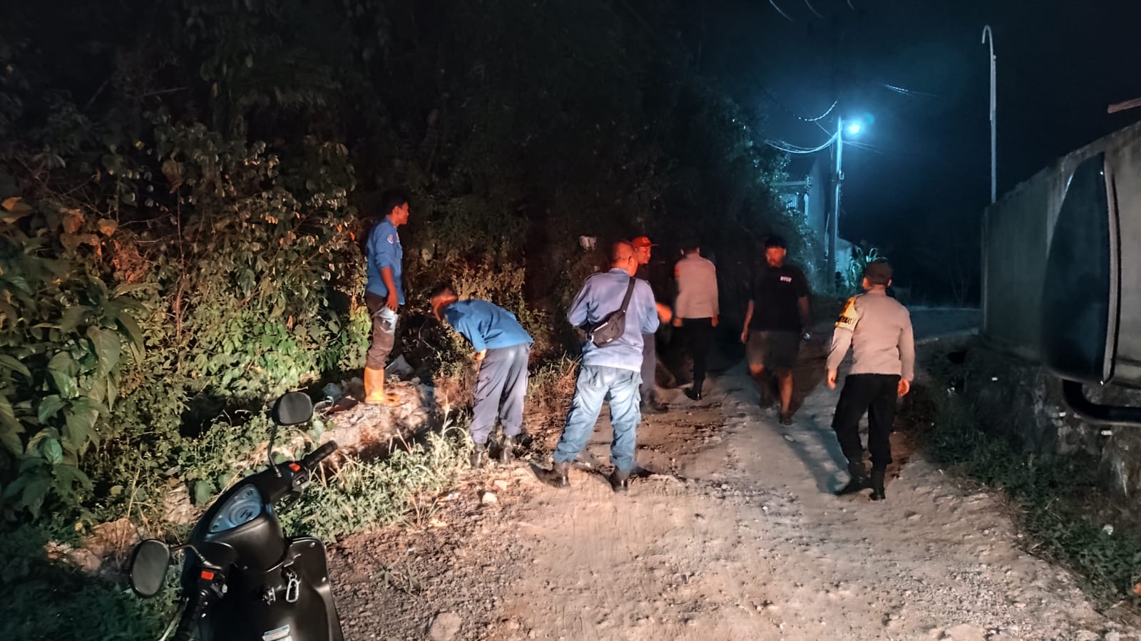 Hotspot Muncul di Air Paoh Baturaja, Polsek Baturaja Timur Bersama Damkar Gerak Cepat Padamkan Api