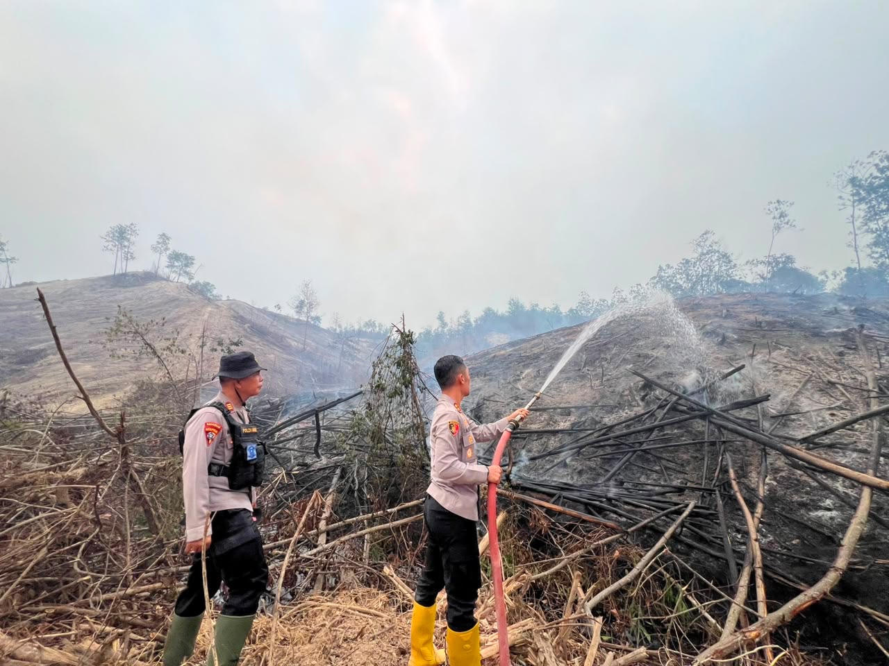 Kapolres OKU Selatan Terjun Langsung Padamkan Empat Titik Api di OKUSelatan