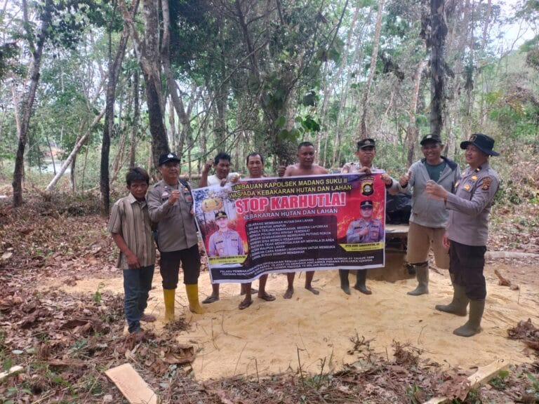 Stop Karhutla! Polsek Madang Suku II Patroli dan Pasang Spanduk di Wanabakti